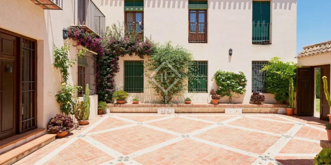 Un refugio donde la naturaleza abraza la arquitectura